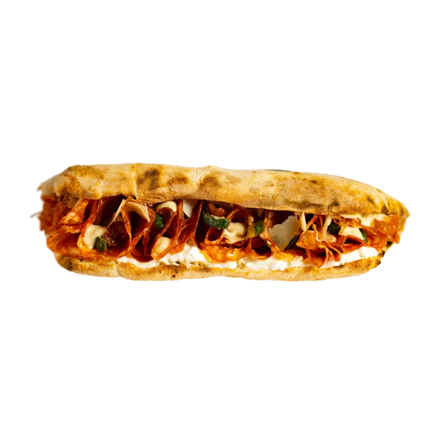 Panini Picante Caravaggio — salam Ventricina, zucchini, sos stracciatella, cremă de ceapă, rucola, parmezan, roșii uscate